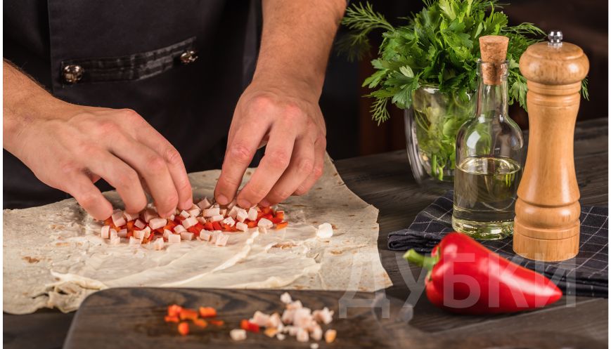 Поверх сыра разложить порезанную куриную грудку, перец и зелень.